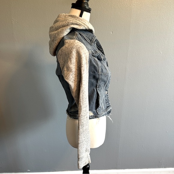 HOLLISTER HOODED JEAN JACKET. Size XSMALL. - Picture 5 of 9